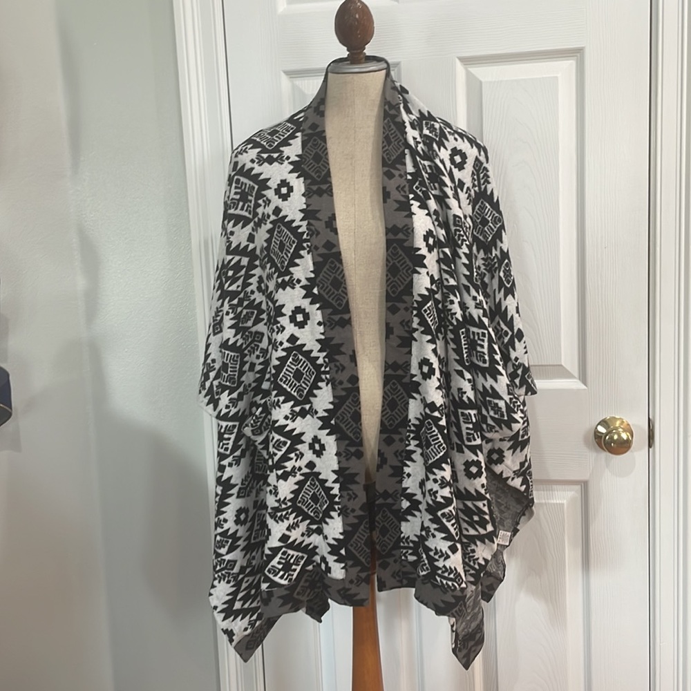 Denim & Co. Poncho Aztec black white open front cape plus size brand new shawl